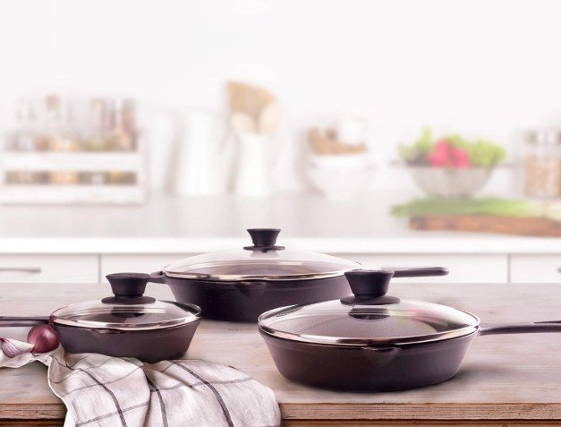 How to Cook Indoors and Still Get That Grilled Flavor 3 cast iron skillet set with handles and lids